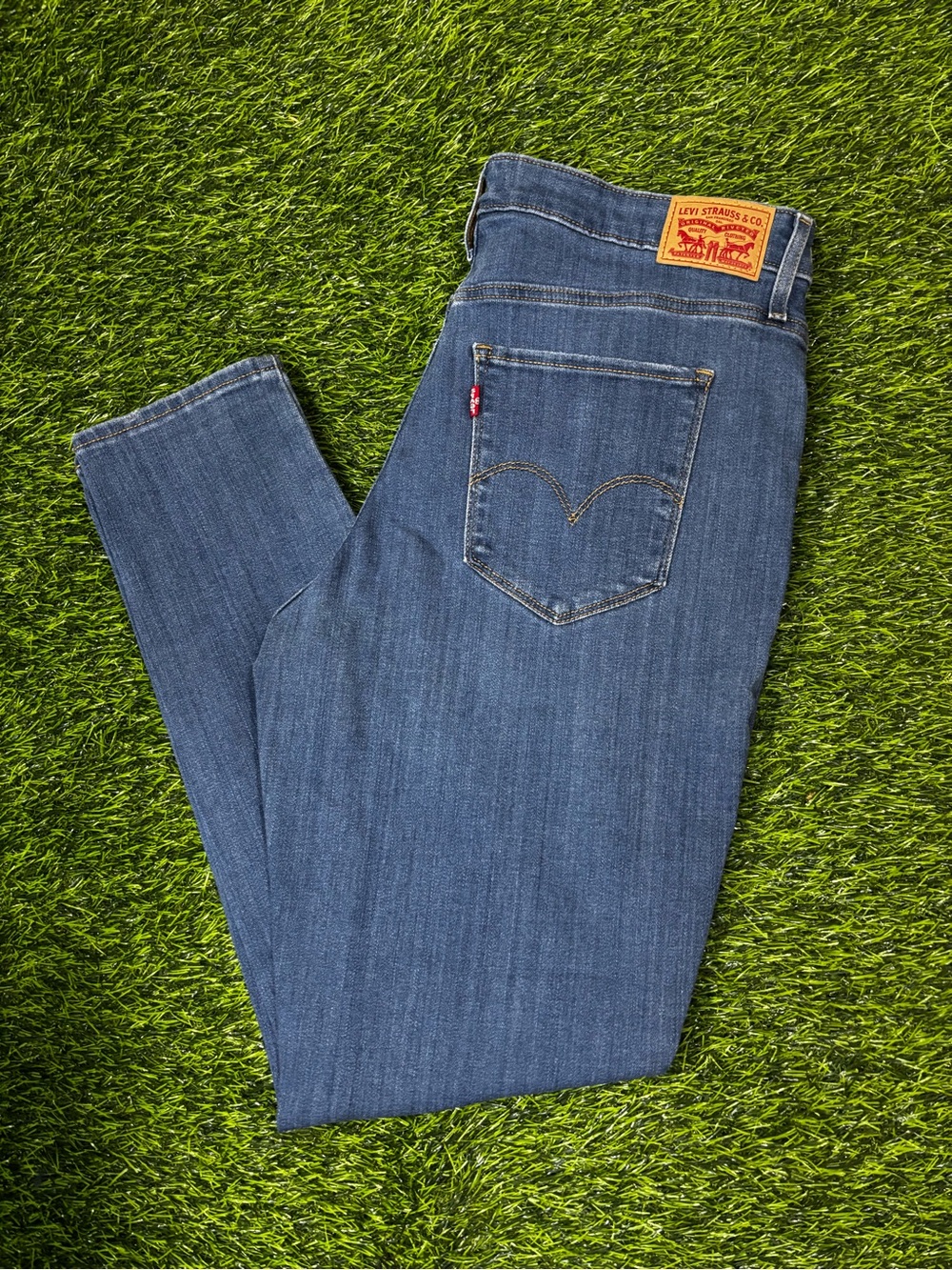 Levi's Women's Skinny Jeans in Medium Blue Denim